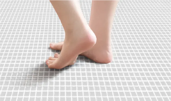 やわらかい浴室の床を素足で歩く様子