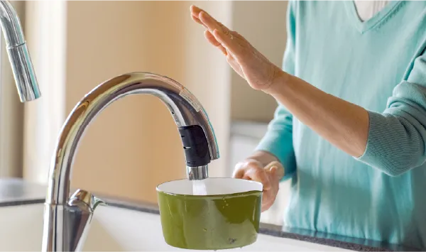 センサーに手をかざして吐水するタッチレス水栓
