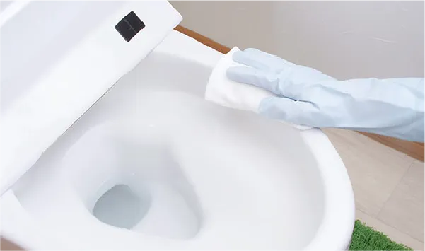 フチなし便器を拭き掃除する様子